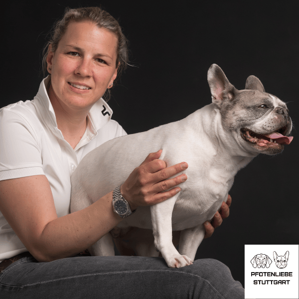 Isabel Scheu mit Hanni auf dem Schoss Stuttgart Hundeschule