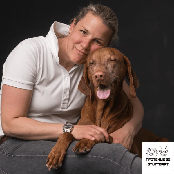 Isabel Scheu mit Janos kuschelnd Stuttgart Hundeschule