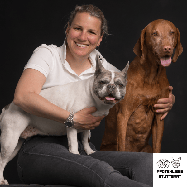 Isabel Scheu mit Hanni und Janos sitzend Stuttgart Hundeschule