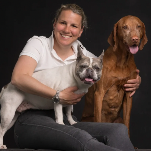 Isabel Scheu mit Janos Viszla und Hanni Stuttgart Hundeschule
